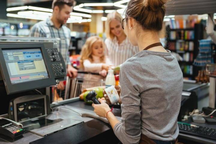 experiência do cliente: pessoas conversando felizes no mercado.